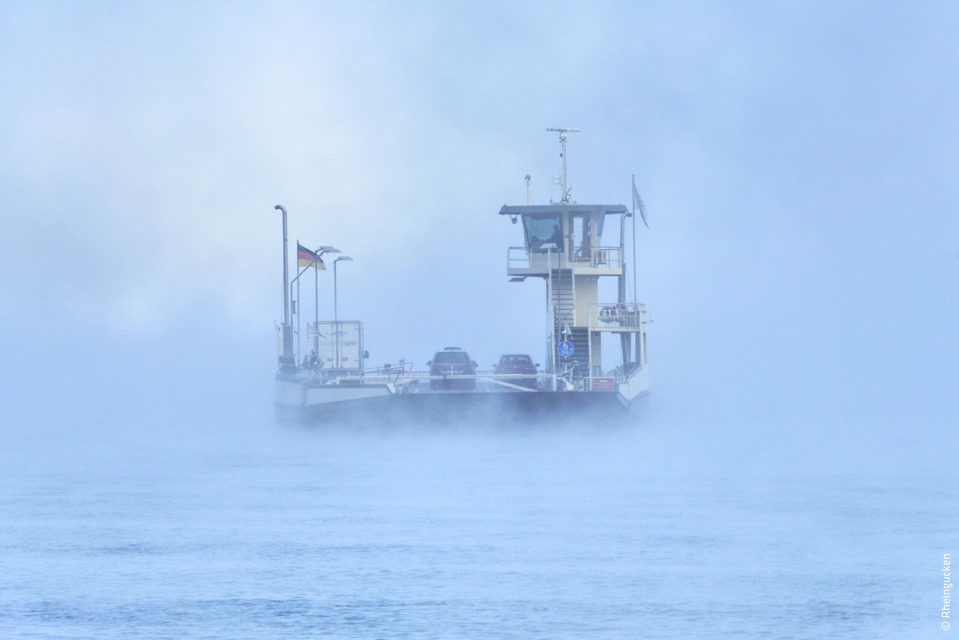 Fähre im Nebel